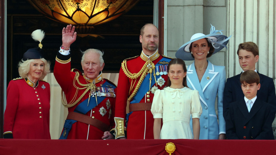 A Londra migliaia in piazza per la parata di compleanno di re Carlo III