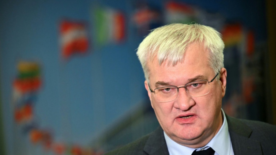 Ucr&acirc;nia acusa Hungria de fazer funcion&aacute;rios de banco ref&eacute;ns em Budapeste