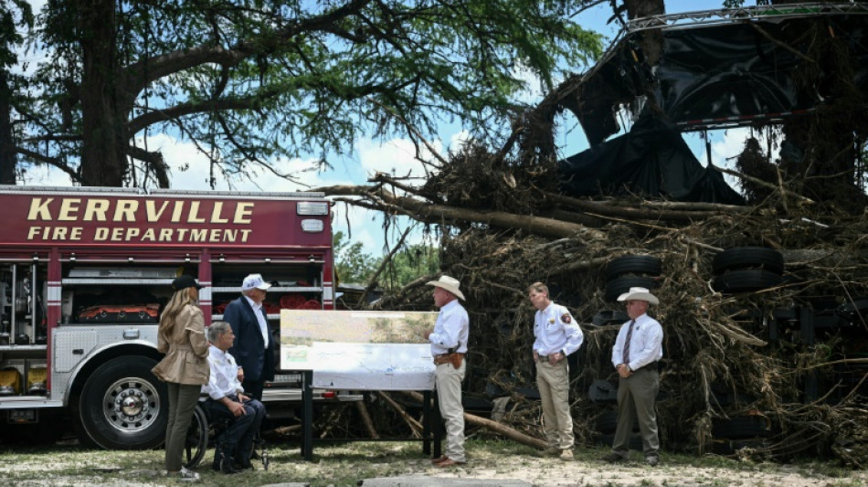 "Jamais rien vu de tel": Trump sur le site d'inondations meurtrières au Texas