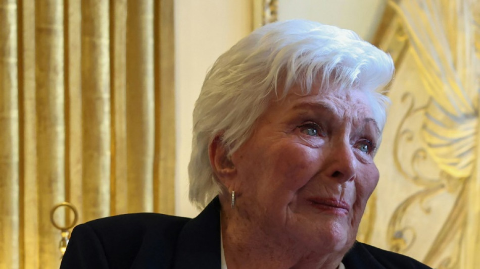 Costumes de scène, partitions, correspondances: Line Renaud fait don de ses archives à l'Etat