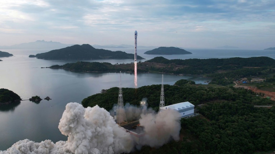 Coreia do Norte diz ter lan&ccedil;ado com sucesso sat&eacute;lite de vigil&acirc;ncia