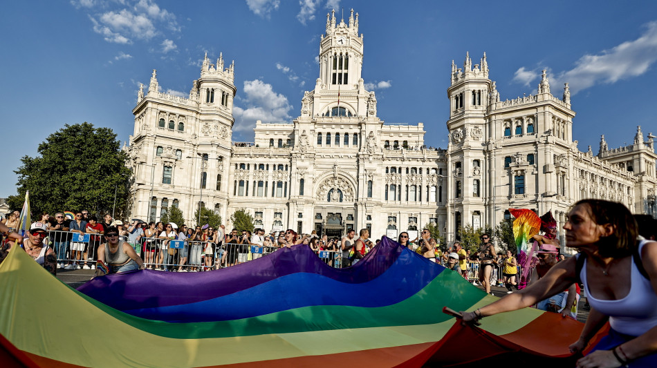 In centinaia di migliaia per il Pride a Madrid, 'i diritti non si negoziano'