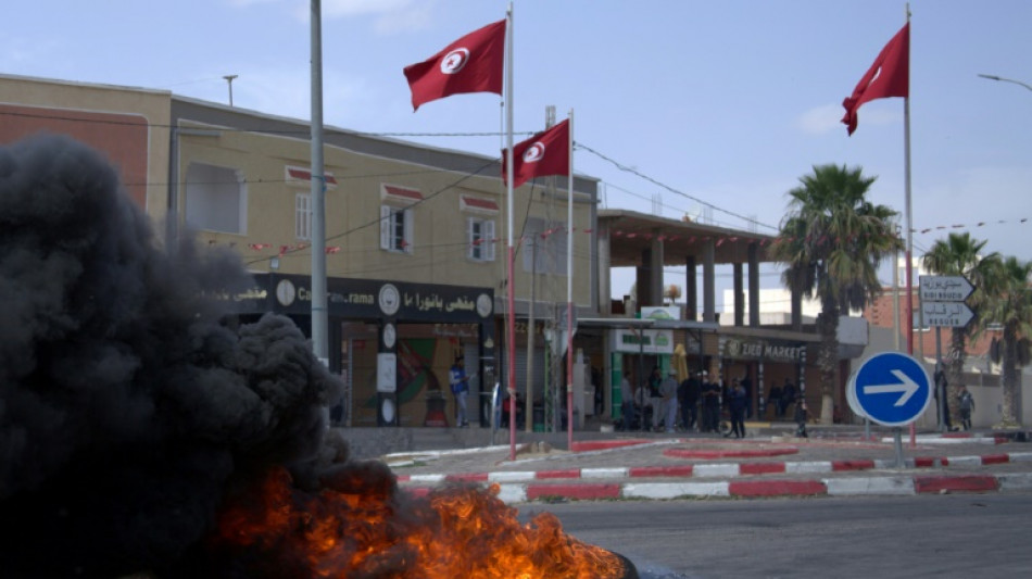 Cientos de tunecinos se manifiestan tras la muerte de tres estudiantes