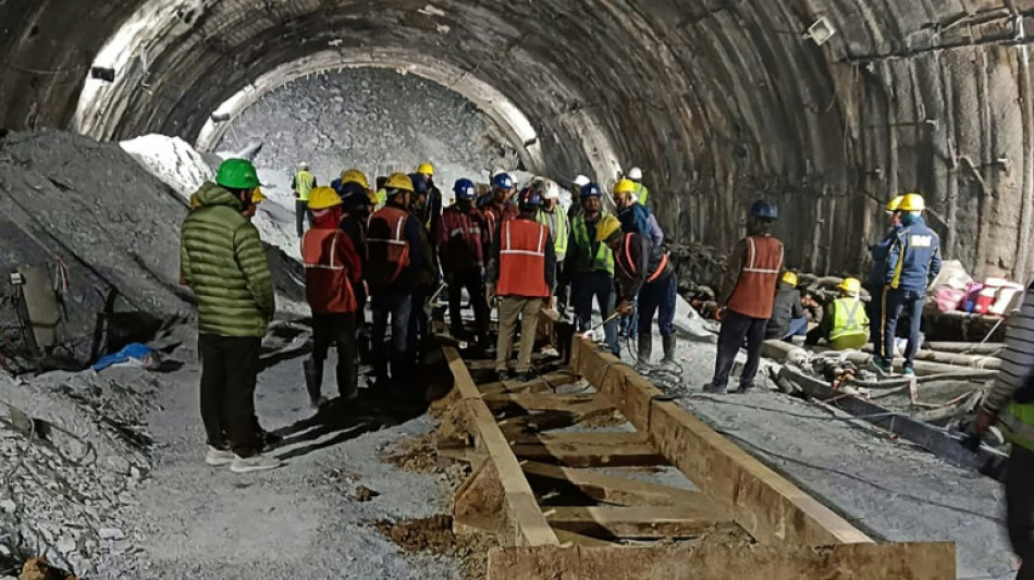 Terceiro dia de resgate para salvar 40 trabalhadores presos em t&uacute;nel na &Iacute;ndia