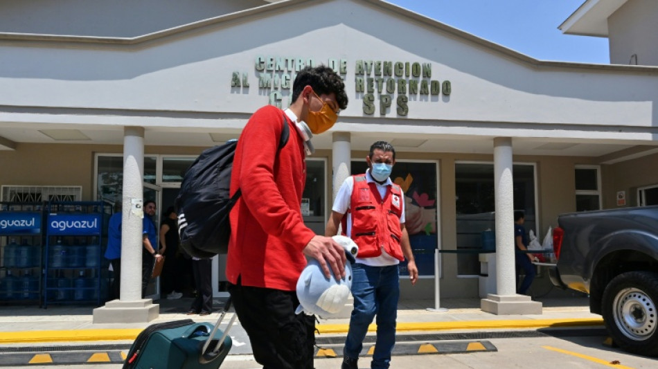 EEUU lleva a cabo primer vuelo de migrantes que se "autodeportan"