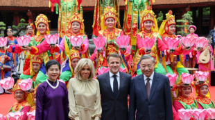 Presid&ecirc;ncia francesa minimiza incidente entre Macron e a esposa no desembarque no Vietn&atilde;