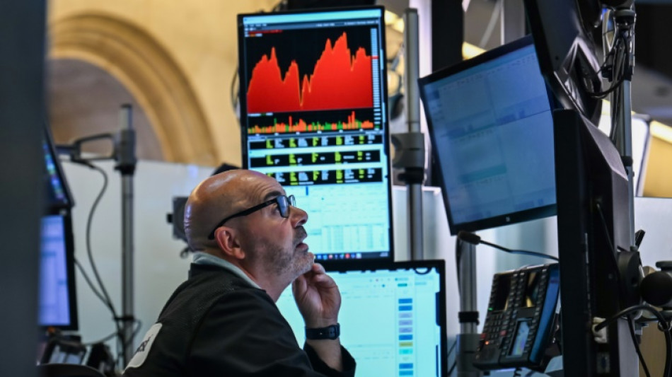 Wall Street termine en ordre dispers&eacute;, le Nasdaq et S&P 500 atteignent de nouveaux records