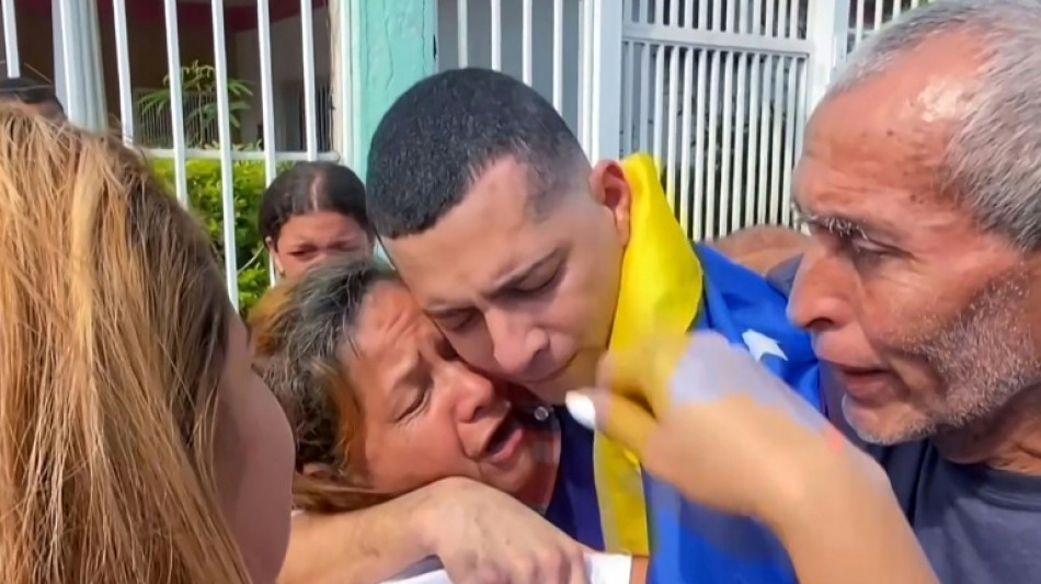 El abrazo entre una madre venezolana y su hijo reci&eacute;n liberado de la megac&aacute;rcel salvadore&ntilde;a