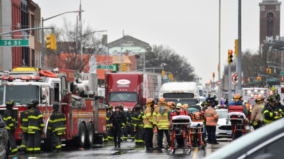 La police de New York lanc&eacute;e aux trousses d'un tireur du m&eacute;tro, qui a fait 23 bless&eacute;s