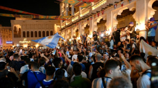 Hinchas argentinos festejan en Doha confiados en que ser&aacute; el d&iacute;a de Messi