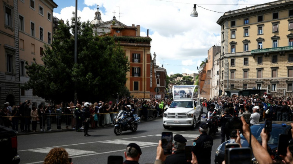 El papam&oacute;vil que traslad&oacute; los restos de Francisco fue un regalo de M&eacute;xico
