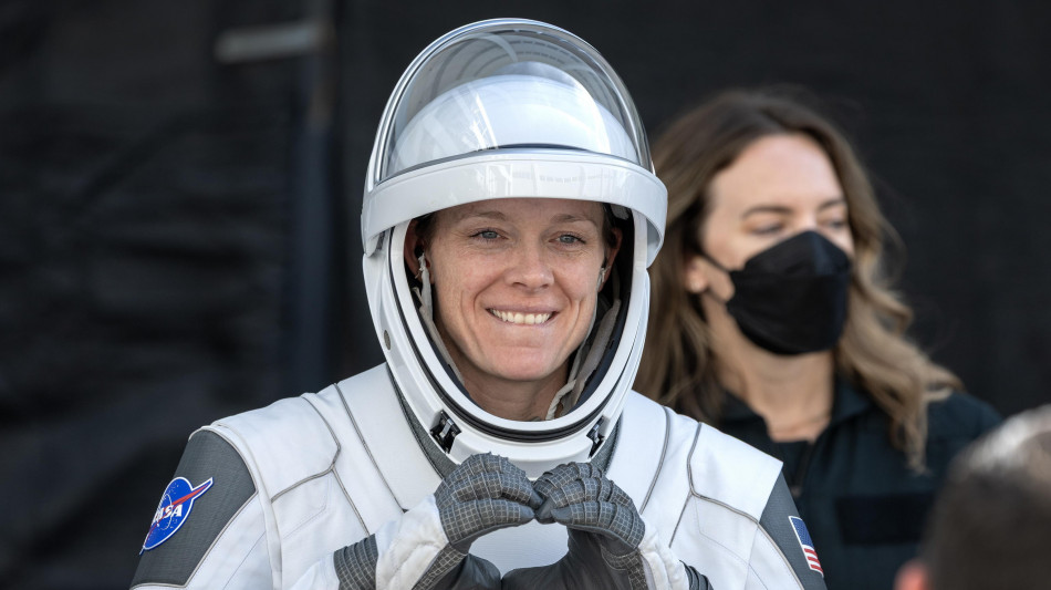 Dalla Stazione Spaziale fotografato uno spettro rosso nel cielo