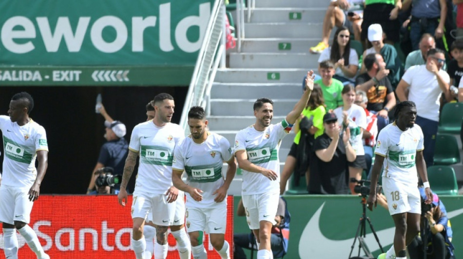 Elche, lanterna e j&aacute; rebaixado, surpreende e vence Atl&eacute;tico de Madrid (1-0)