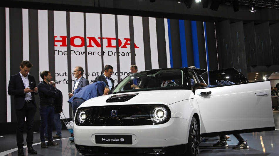 Giappone, vendite auto elettriche raddoppiate nel 2026