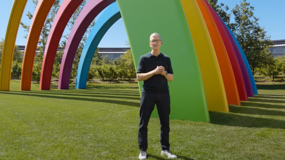 Tim Cook apre la sua ultima conferenza per sviluppatori Apple e anticipa la nuova Siri