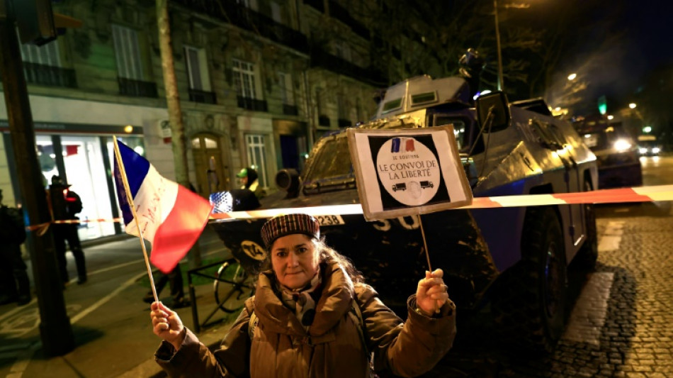 Los primeros convoyes de antivacunas llegan a Par&iacute;s en medio de despliegue policial