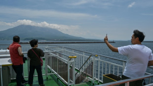 Alertan sobre la caída de ceniza por la erupción de un volcán en Japón