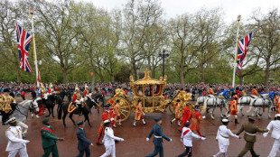 K&ouml;nigspaar zeigt sich auf Balkon des Buckingham-Palasts