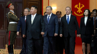 Coreia do Norte faz desfile militar e exibe suas armas mais avançadas