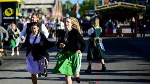 "O'zapft is" nach zwei Schl&auml;gen: B&uuml;rgermeister Krause er&ouml;ffnet erstmals Oktoberfest