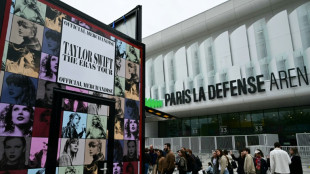 Jour J: les fans de Taylor Swift affluent au premier concert à Paris, avant l'Europe