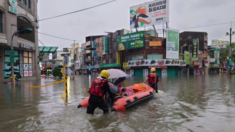 Jap&oacute;n cancela 100 vuelos ante el paso de dos tormentas tropicales