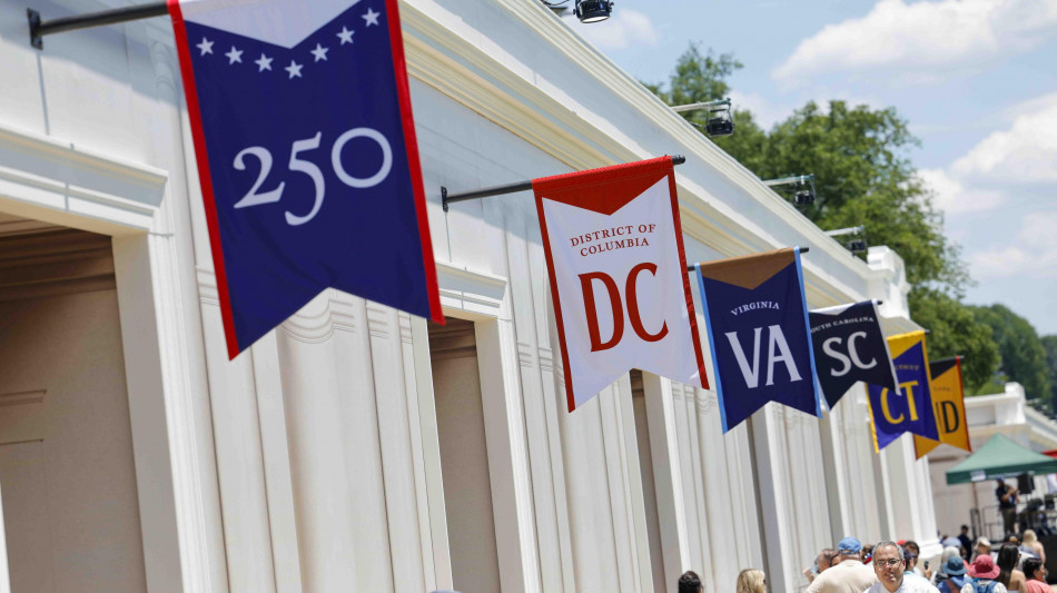 Blackout e scarsa affluenza rovinano la fiera di Trump per i 250 anni degli Usa