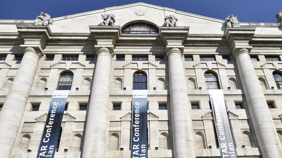 Borsa: Milano apre in calo, -0,52%