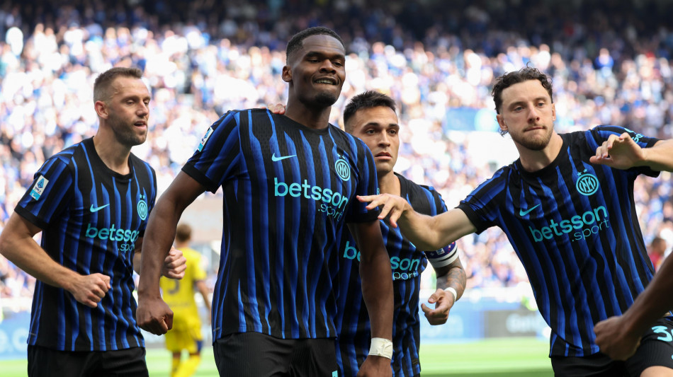 Serie A: festa scudetto dell'Inter in campo, i nerazzurri alzano la coppa