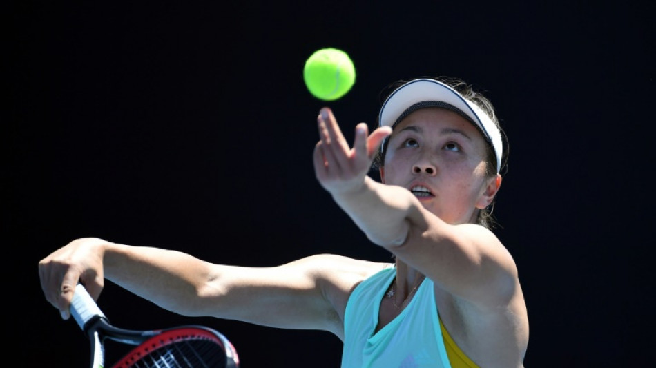 La tenista Peng Shuai asiste a una prueba de Pekín-2022 junto a Thomas Bach