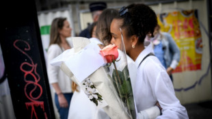 Lyc&eacute;enne tu&eacute;e &agrave; Nantes: les &eacute;l&egrave;ves, fleurs blanches &agrave; la main, rendent hommage aux victimes