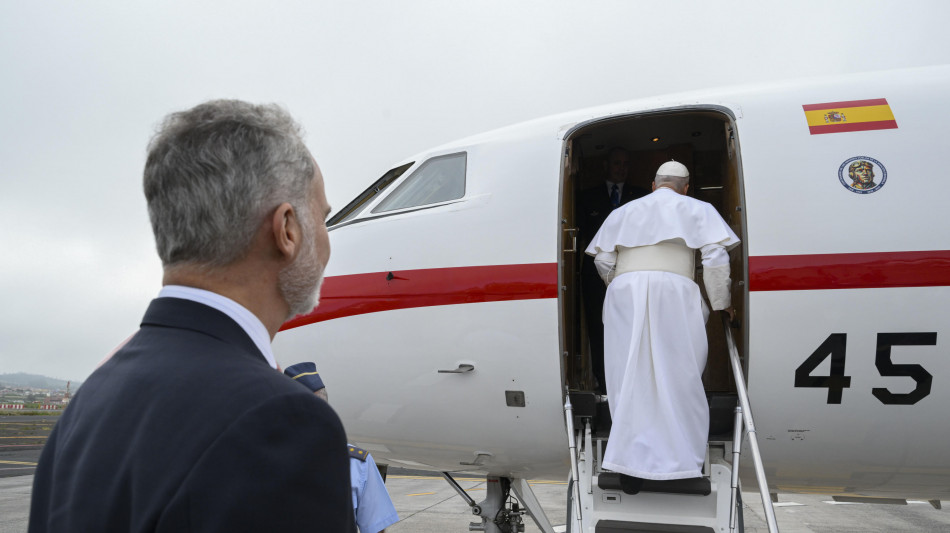 Decollato il Falcon del re Felipe con a bordo papa Leone