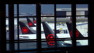Auxiliares de vuelo de Air Canada se declaran en huelga y paralizan el servicio
