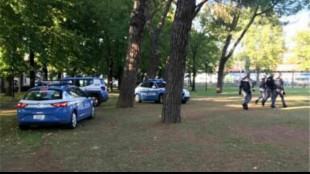 Tenta di strangolare un bimbo di tre anni al parco a Brescia, arrestato