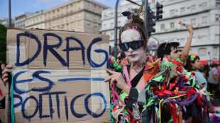 Festa, brilho e reivindica&ccedil;&otilde;es a Milei em Marcha do Orgulho LGBT+ na Argentina