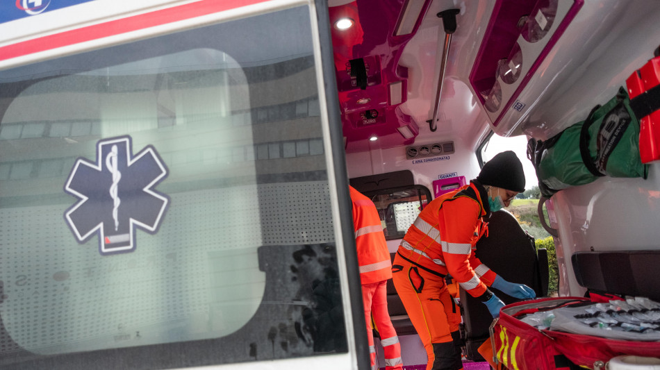 Cadono da tetto casolare 14enne muore, gravissimo 13enne