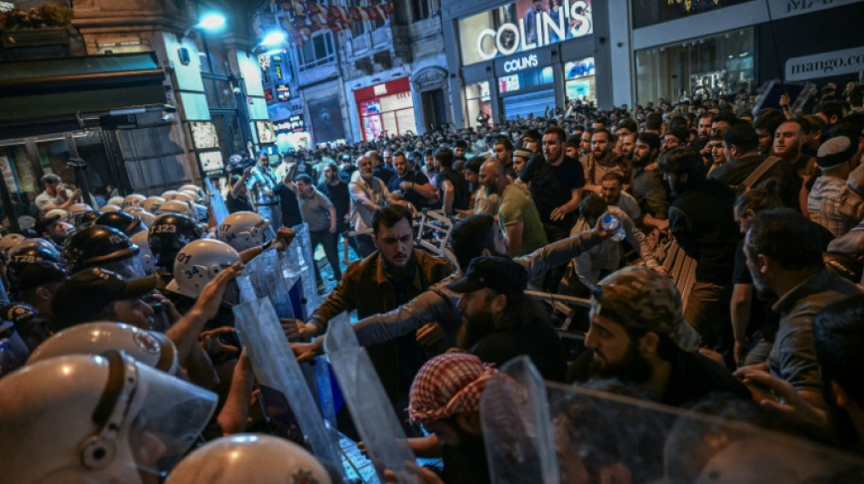 Festnahmen, Gewalt und Stra&szlig;ensperren in Istanbul wegen angeblicher Mohammed-Karikatur 