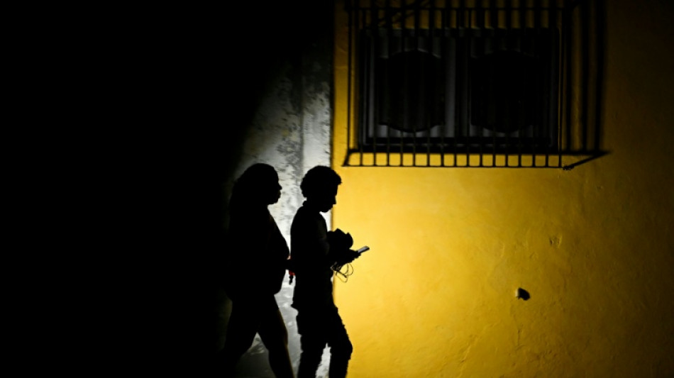 Washington accentue la pression sur Cuba qui r&eacute;tablit peu &agrave; peu le courant