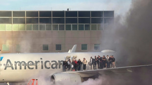 Feuer an Flugzeug von American Airlines in Denver - Zw&ouml;lf Verletzte