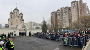 Hunderte Unterstützer Nawalnys versammeln sich vor Trauerfeier vor Moskauer Kirche