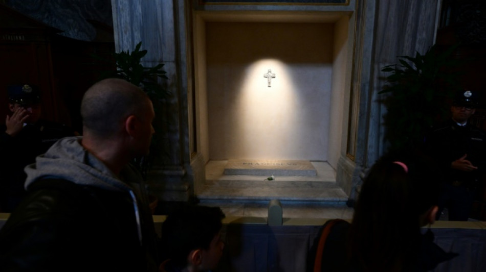 El gran público descubre la tumba de Francisco a la espera del cónclave