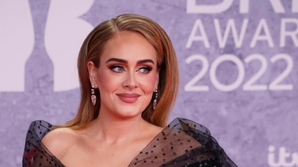 Pops&auml;ngerin Adele ruft Fans zum Verzicht auf Schmei&szlig;en von Gegenst&auml;nden auf 