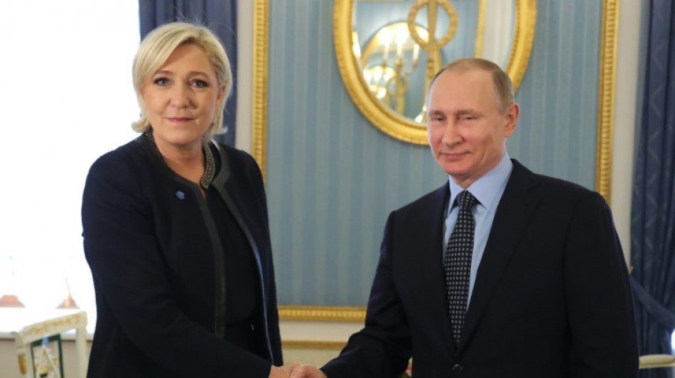 Rechtspopulistin Le Pen vernichtet Wahlkampfbrosch&uuml;ren mit Putin-Foto