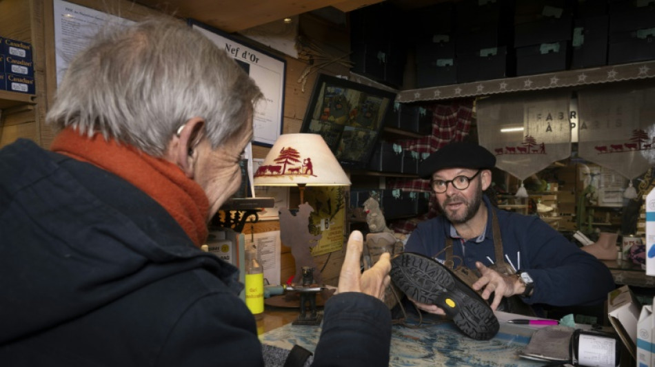 Dans les yeux d'un cordonnier, la "fiert&eacute;" de r&eacute;parer pour durer