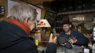 Dans les yeux d'un cordonnier, la "fiert&eacute;" de r&eacute;parer pour durer