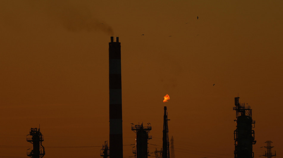 Il petrolio parte in calo, Wti a 82,22 dollari