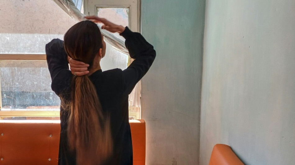 Mujeres afganas desaf&iacute;an a los talibanes y venden su cabello para subsistir