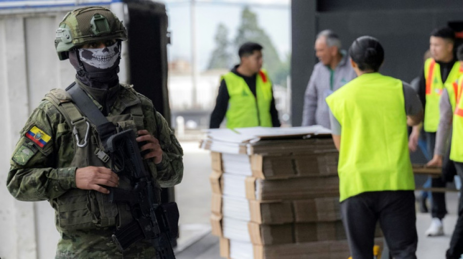 Equatorianos votam para eleger presidente entre Noboa e a esquerdista Gonz&aacute;lez