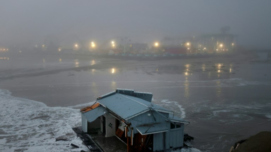 Un muelle en California colapsa y queda flotando a la deriva en medio de una tormenta