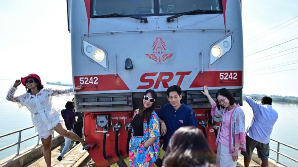 A bord du "train flottant" de Tha&iuml;lande, des passagers conquis